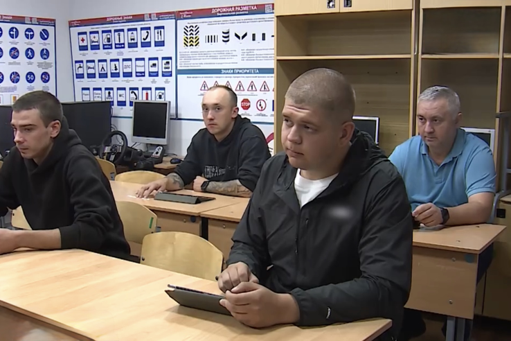 В Ленинградской области желающие заключить контракт с Минобороны получили возможность бесплатно обучиться управлению спецтехникой